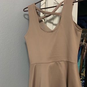 Detailed mid- flowy top